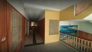 المنشأة من الداخل