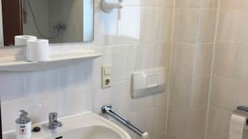 Baignoire, serviettes fournies, savon, papier toilette