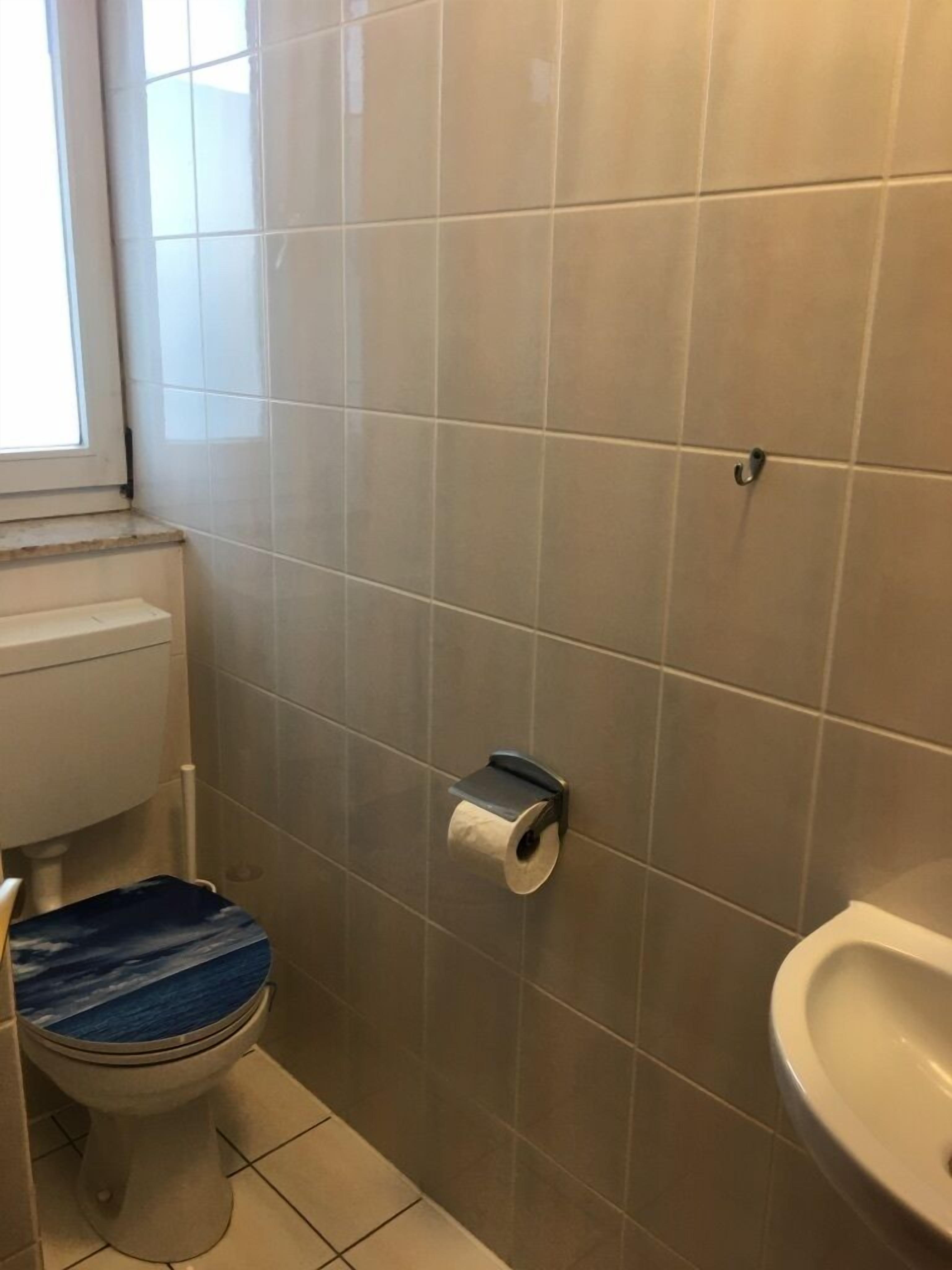 Baignoire, serviettes fournies, savon, papier toilette