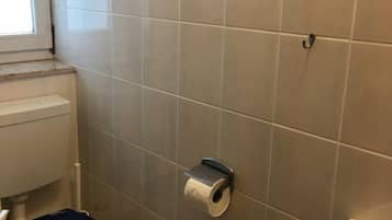 Baignoire, serviettes fournies, savon, papier toilette