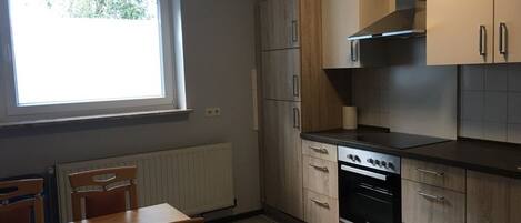 KĂŒhlschrank, Mikrowelle, Ofen, Herdplatte
