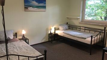 3 bedrooms, travel crib, WiFi (free), bed sheets
