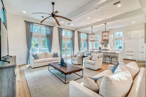 薄型テレビ、暖炉、テーブルサッカー台