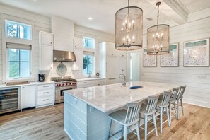 冰箱、微波炉、烤箱、炉灶