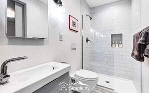 Een haardroger, handdoeken, zeep, shampoo