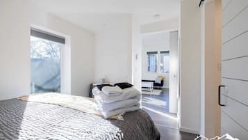 1 habitación, tabla de planchar con plancha y cuna de viaje