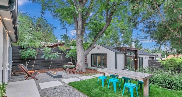 Outdoor dining - Sunny Carriage House in Denver • Patio + Firepit (Denver)