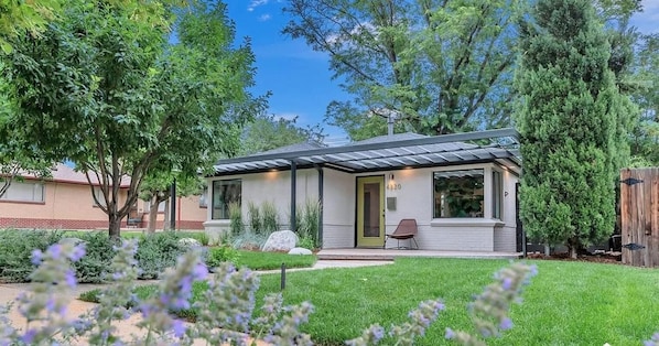 Exterior - Sunny Carriage House in Denver • Patio + Firepit (Denver)