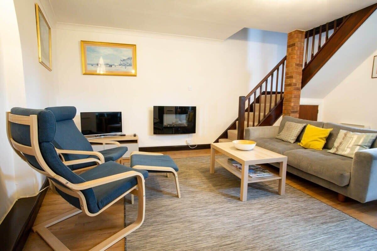 Télévision, cheminée, espaces bureaux