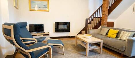 Télévision, cheminée, espaces bureaux