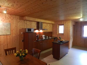 Réfrigérateur, micro-ondes, plaque de cuisson, lave-vaisselle