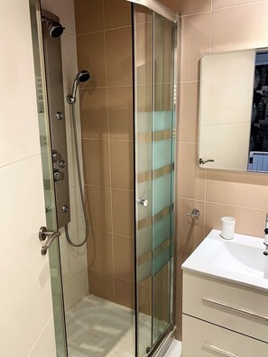 Douche, sèche-cheveux, serviettes fournies, savon