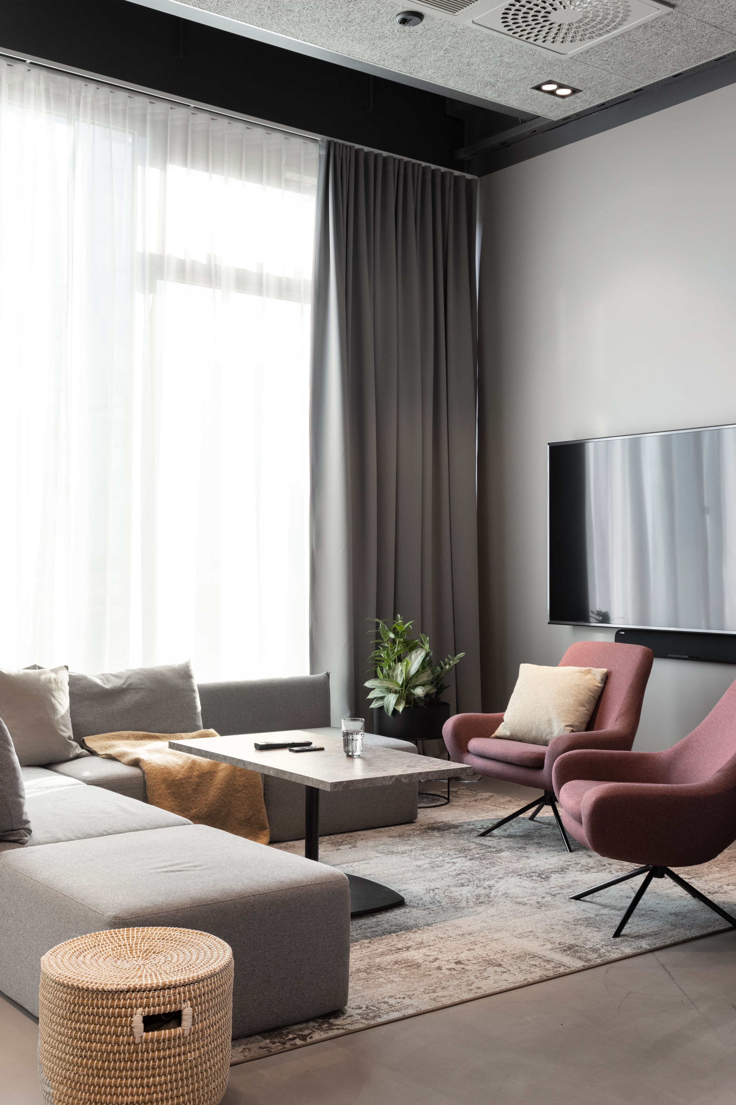 full-sized fridge, microwave, oven, stovetop