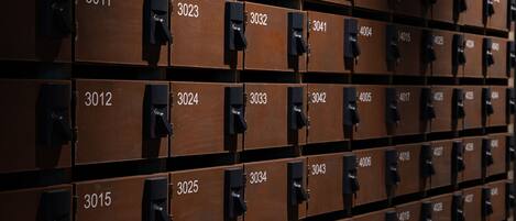 Un panel de cajas de almacenamiento numeradas, probablemente para correo o inventario.