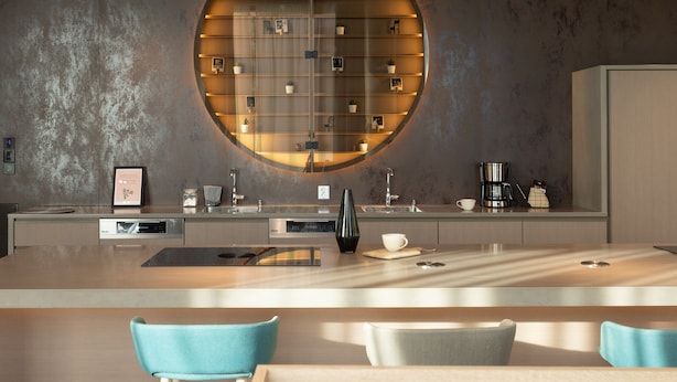 Una cocina moderna con una isla central, estantes empotrados y un amplio ventanal circular.