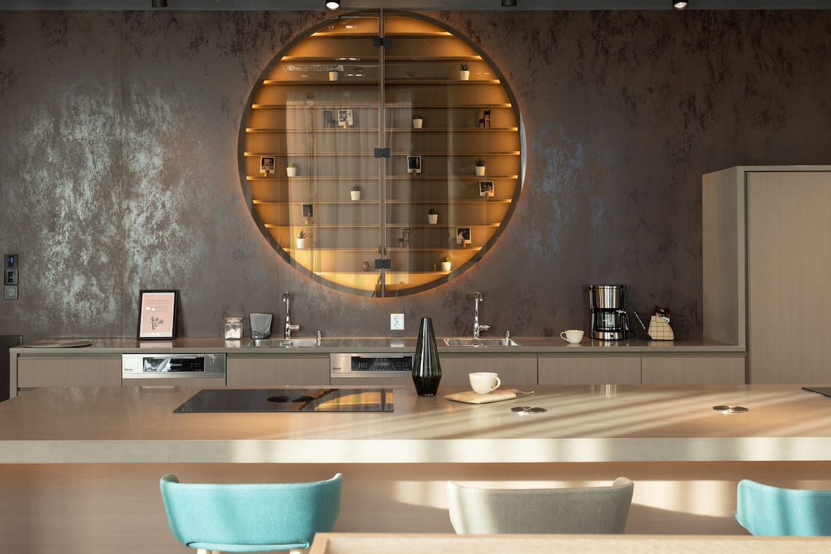 full-sized fridge, microwave, oven, stovetop