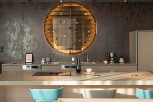 Refrigerador con freezer, microondas, horno, placa de cocina