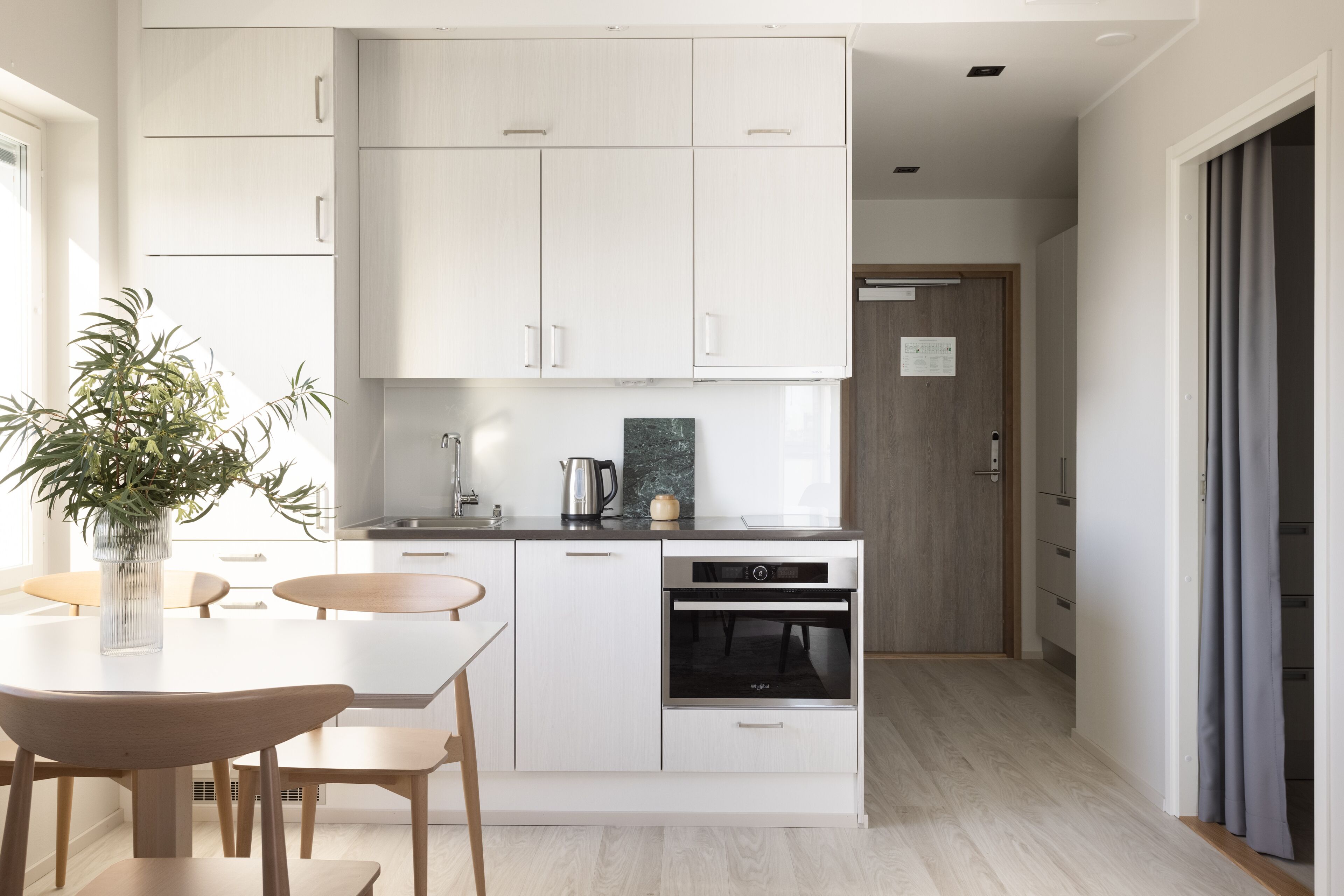 full-sized fridge, microwave, oven, stovetop