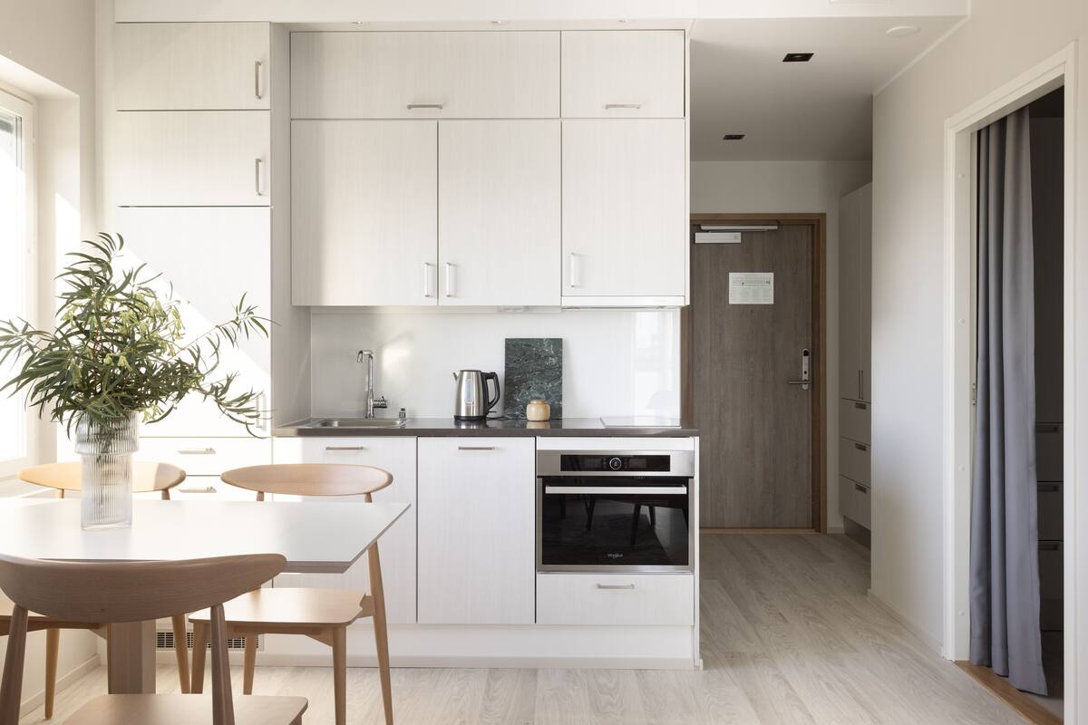 full-sized fridge, microwave, oven, stovetop