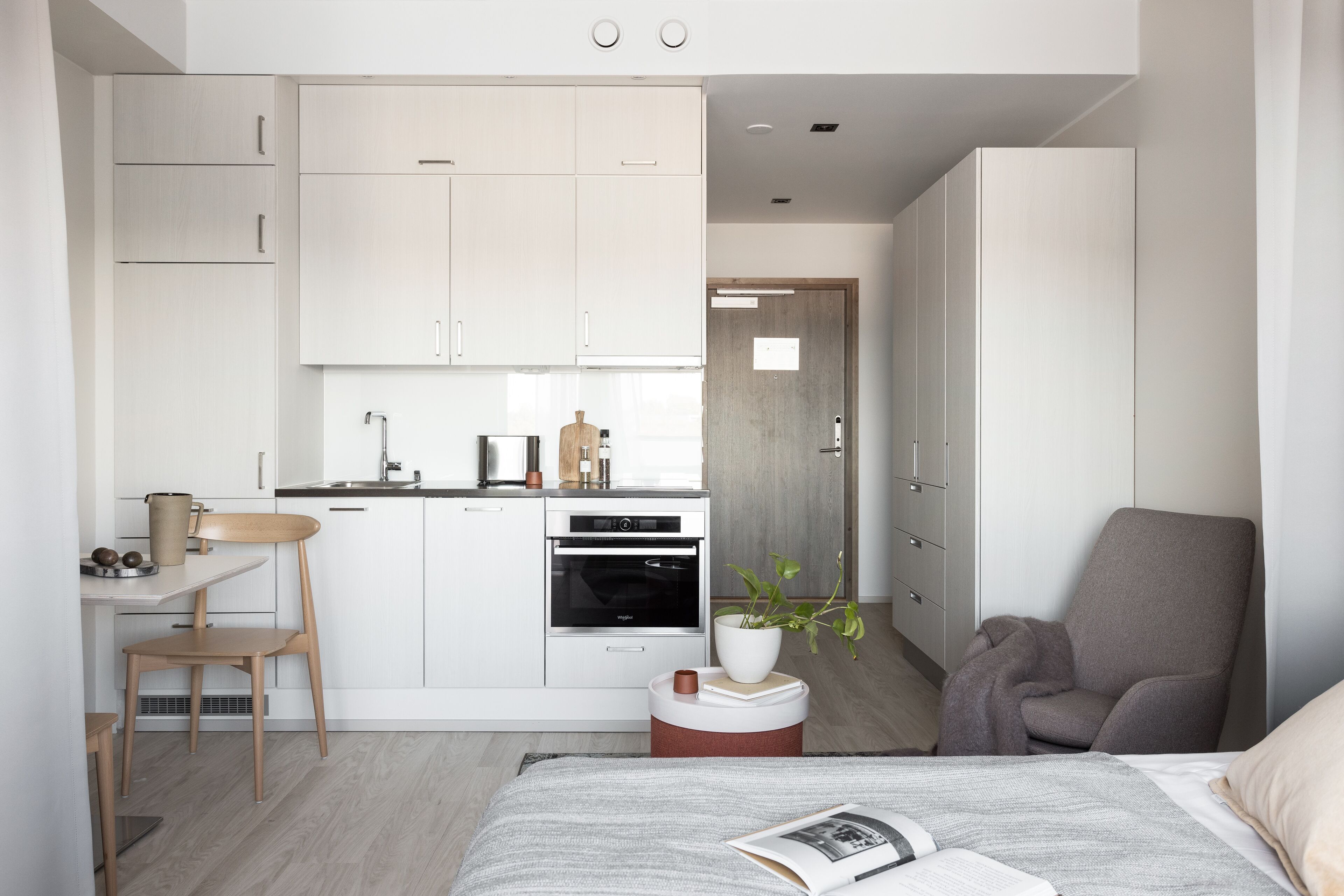 full-sized fridge, microwave, oven, stovetop