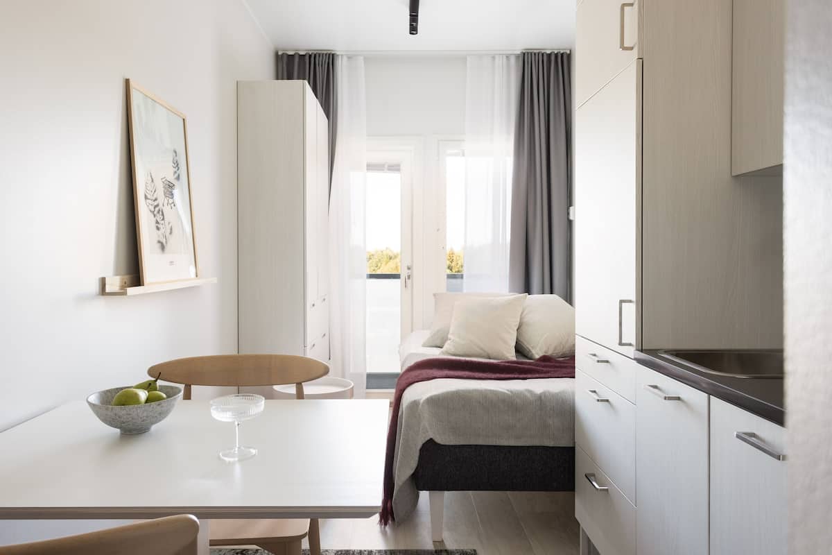 Ein modernes Schlafzimmer mit einem Bett, einem Nachttisch und einer Obstschale.