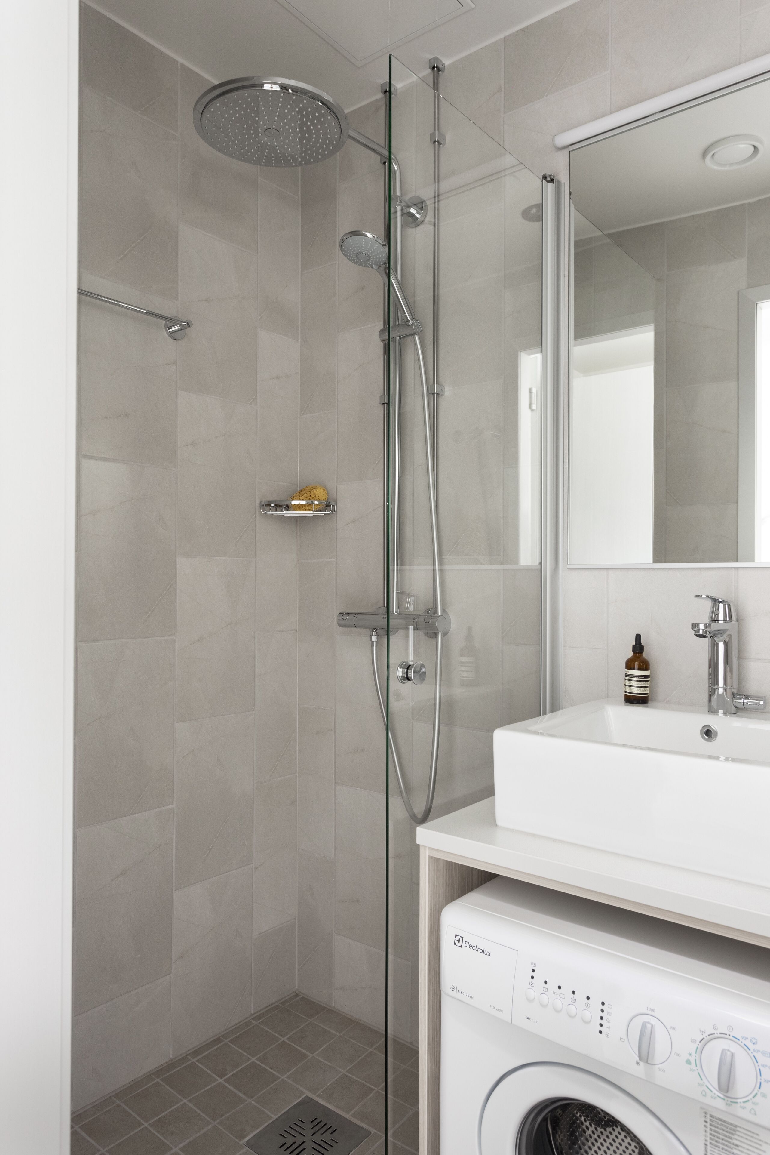 shower, rainfall showerhead, eco-friendly toiletries, hair dryer