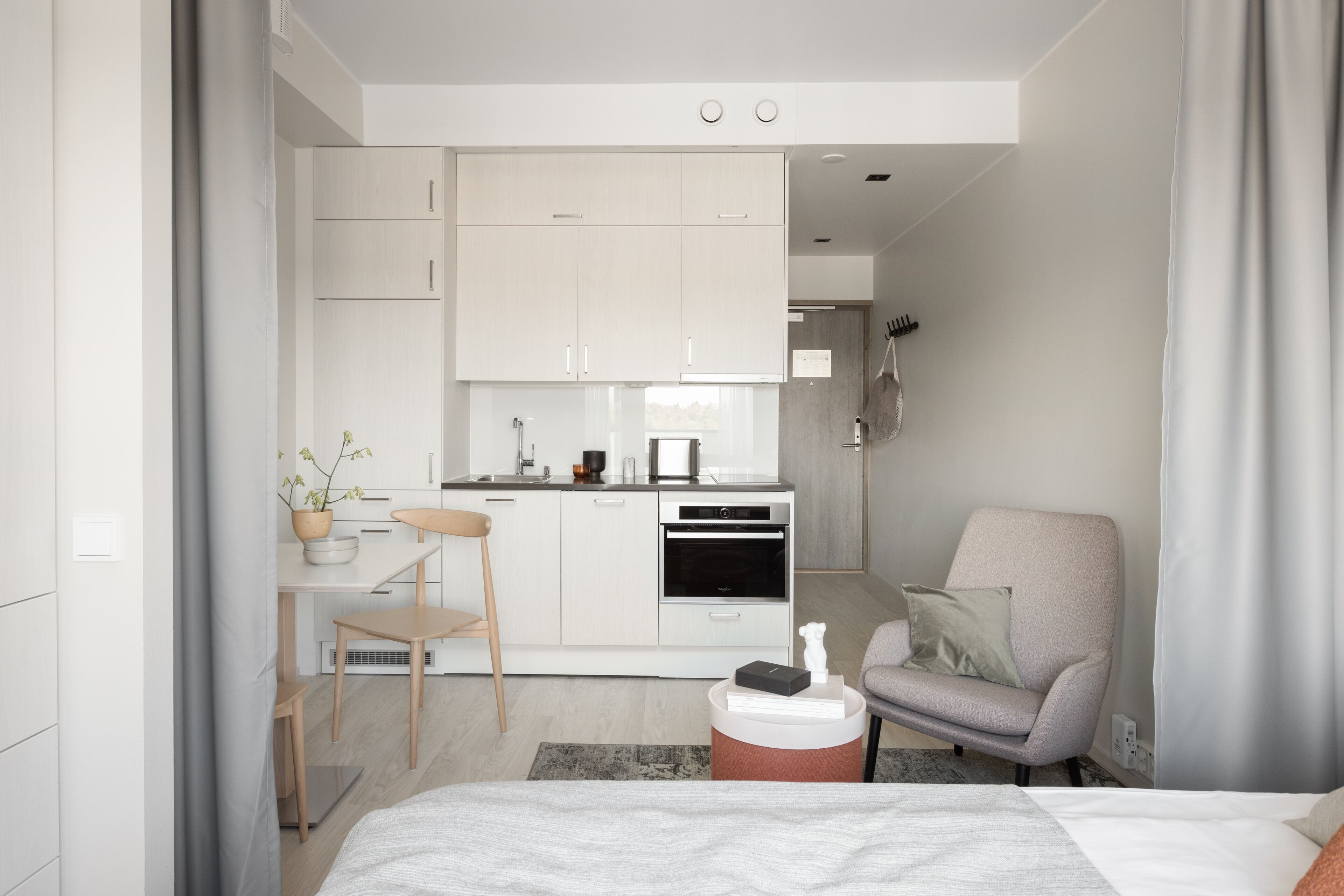 full-sized fridge, microwave, oven, stovetop