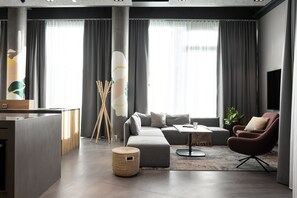 Täysikokoinen jääkaappi, mikroaaltouuni, uuni, liesi