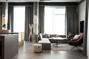 Refrigerador con freezer, microondas, horno, placa de cocina