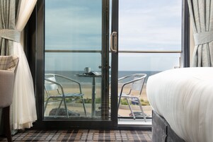 Escritorio, wifi gratis y ropa de cama 