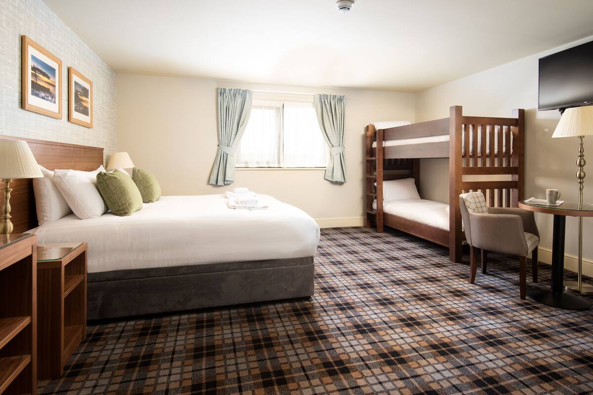 family double or twin room | desk, free wifi, bed sheets