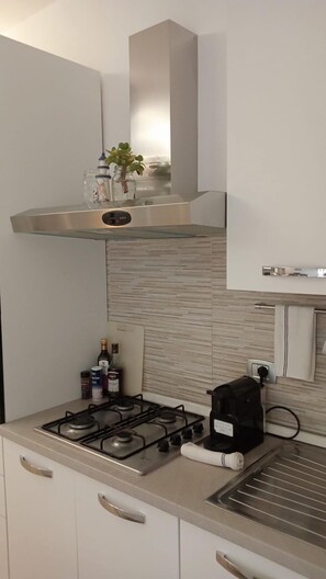 Jääkaappi, uuni, liesi, astianpesukone