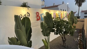 Un bâtiment sur lequel on peut lire l’inscription « Hôtel Bonavista », avec de grandes plantes vertes devant l’entrée.