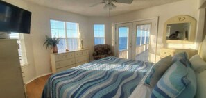 2 bedrooms, WiFi, bed sheets - ONLY 20 feet from the Bay/See Dolphins, kayaks,etc (Gulf Shores)