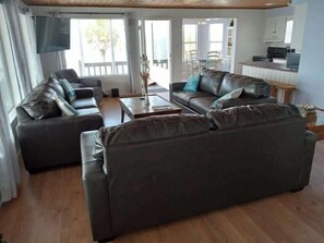 TV, offices - ONLY 20 feet from the Bay/See Dolphins, kayaks,etc (Gulf Shores)