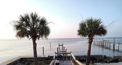 ONLY 20 feet from the Bay/See Dolphins, kayaks,etc
