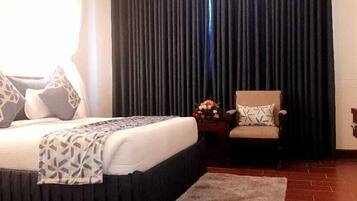 Zimmersafe, individuell dekoriert, Schreibtisch