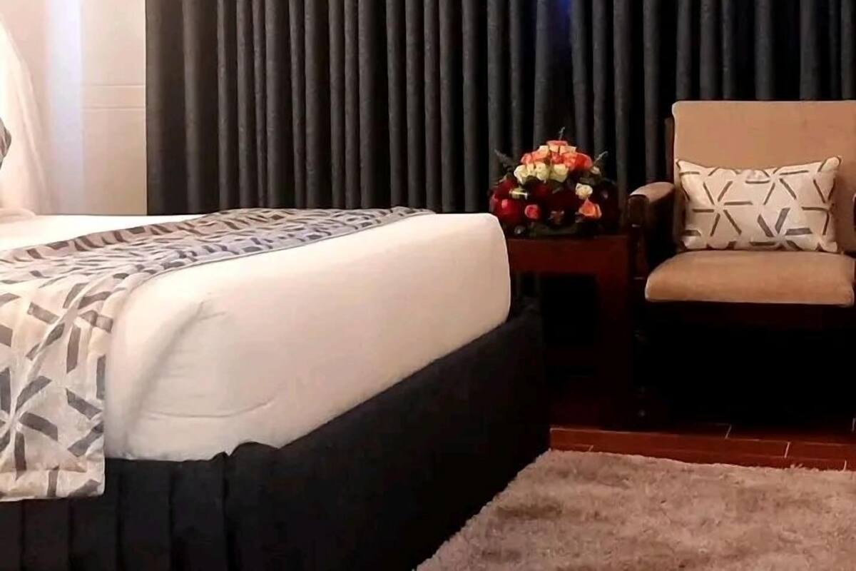 Quarto solteiro luxo | Cofres nos quartos, escrivaninha, espaço de trabalho para notebook