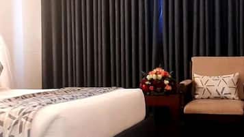 Chambre Simple Deluxe | Coffres-forts dans les chambres, décoration personnalisée, bureau