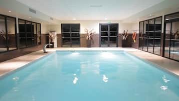 Kolam renang indoor dan kolam renang outdoor