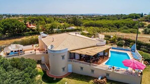A large house with a swimming pool, surrounded by lush greenery and a clear sky. - Villa Marianna do Sol with private pool for 10 people (Porches)