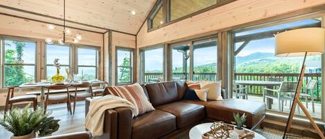 Smart-TV, Kamin, Bücher, Stereoanlage