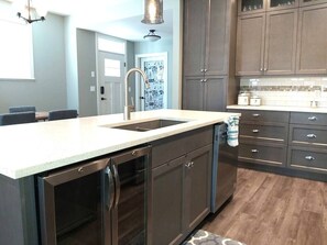 Fridge, microwave, oven, stovetop - Merlot Cottage - Cottage #5 (Osoyoos)