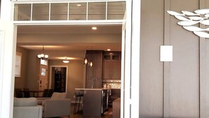 Ein offener Wohnbereich mit Küche, Essbereich und einer Sitzecke mit Sofa und Sesseln.