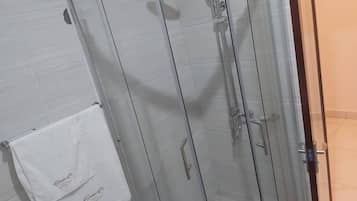 Standard Double Room | Bathroom | Combined shower/tub, towels