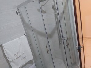 Habitació doble estàndard | Bany | Combinació de dutxa i banyera i tovalloles