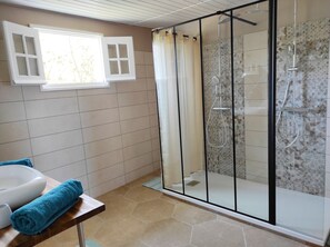 Shower, hair dryer, towels, soap - Villa des O - Near volcano (La Plaine des Cafres)