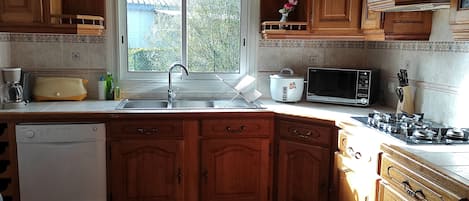 Frigorífico, microondas, horno y placa de cocina