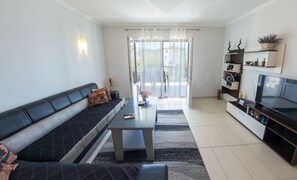 Classic Villa | Living area | 137-cm LED TV with cable channels, TV - Villa Buna Breeze (Mostar)