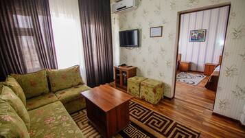 Standard Quadruple Room | 1 bedroom, iron/ironing board, free WiFi, bed sheets